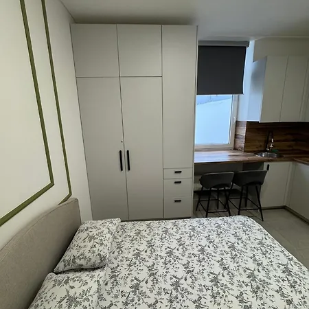 16 Airport Apartament *