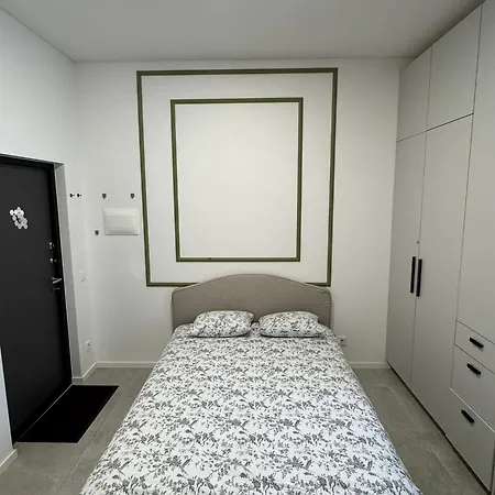 16 Airport Apartment *