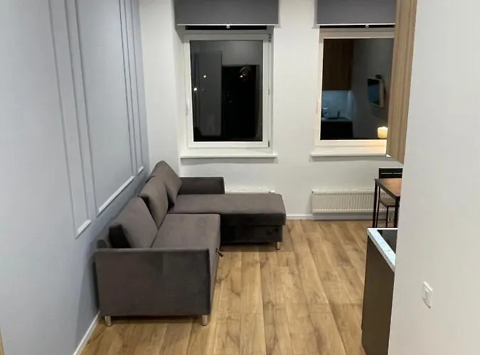 16 Airport Apartment *