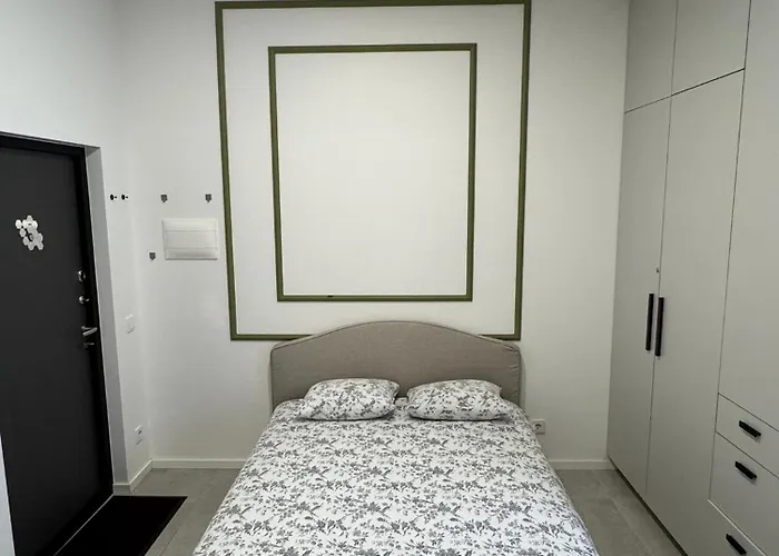 16 Airport Apartment *